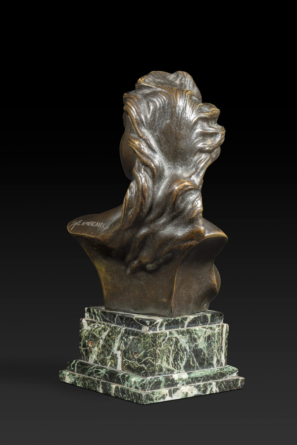 Il Busto di giovane donna con i seni scoperti di Jef Lambeaux (1852-1908):