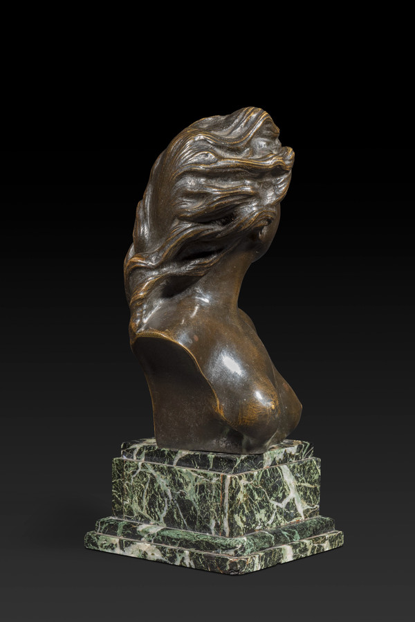 Il Busto di giovane donna con i seni scoperti di Jef Lambeaux (1852-1908):
