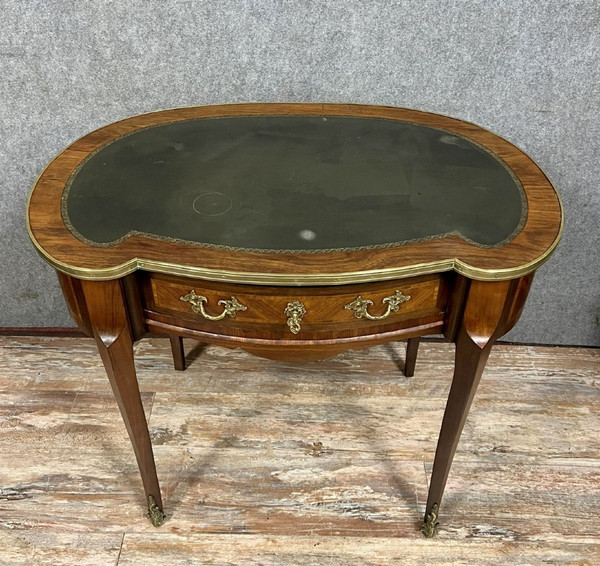 Louis XV style kidney-shaped desk in marquetry on all sides circa 1850. 