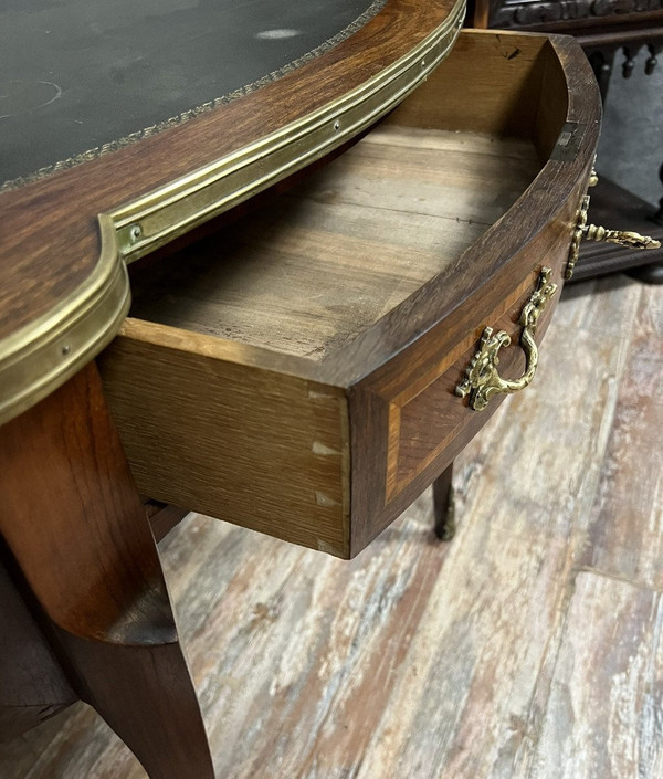 Louis XV style kidney-shaped desk in marquetry on all sides circa 1850. 