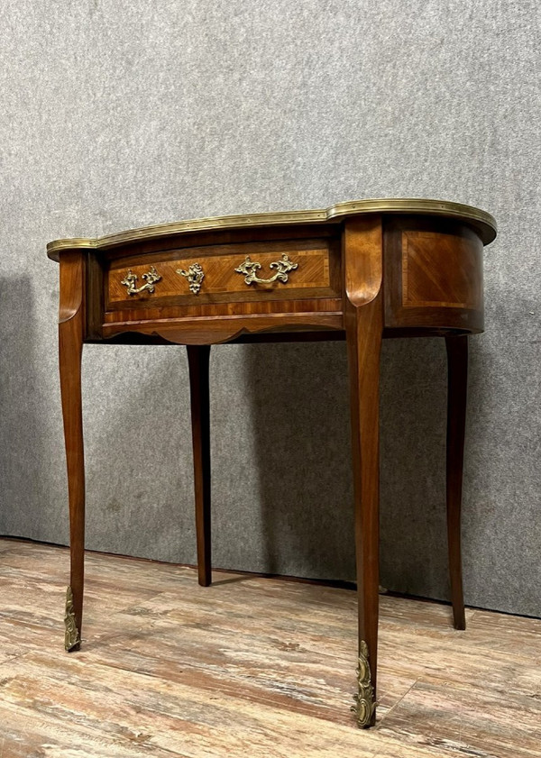 Louis XV style kidney-shaped desk in marquetry on all sides circa 1850. 