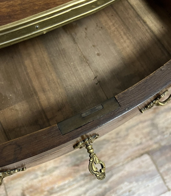 Louis XV style kidney-shaped desk in marquetry on all sides circa 1850. 
