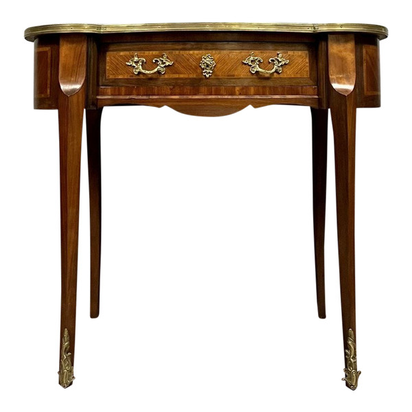 Louis XV style kidney-shaped desk in marquetry on all sides circa 1850. 