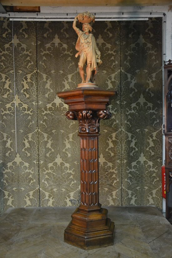 Colonna di quercia in stile gotico