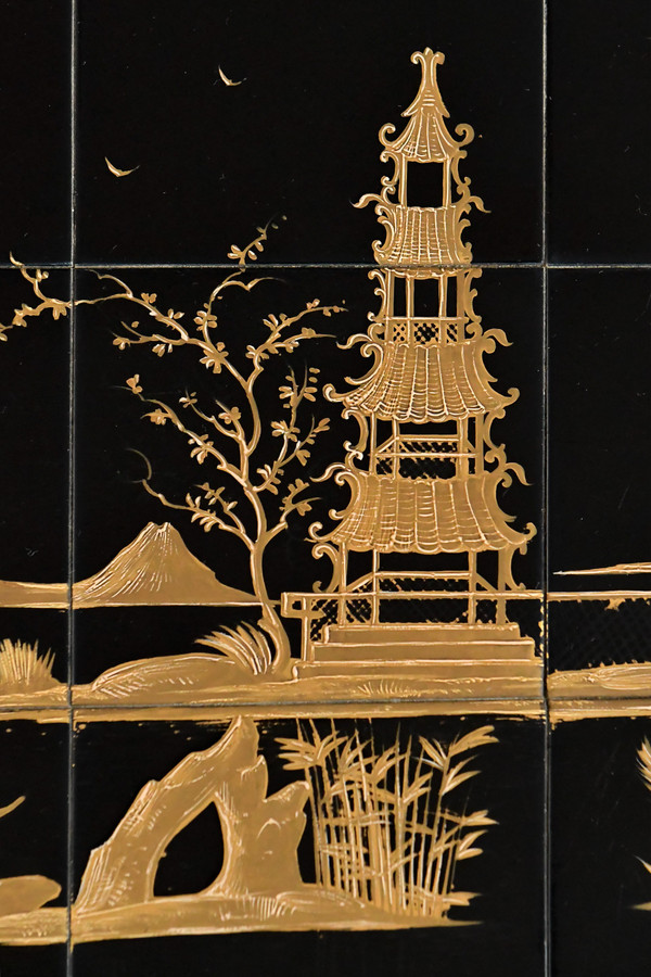 Vintage-Couchtisch mit karierter Platte und chinesischer Landschaftsdekoration