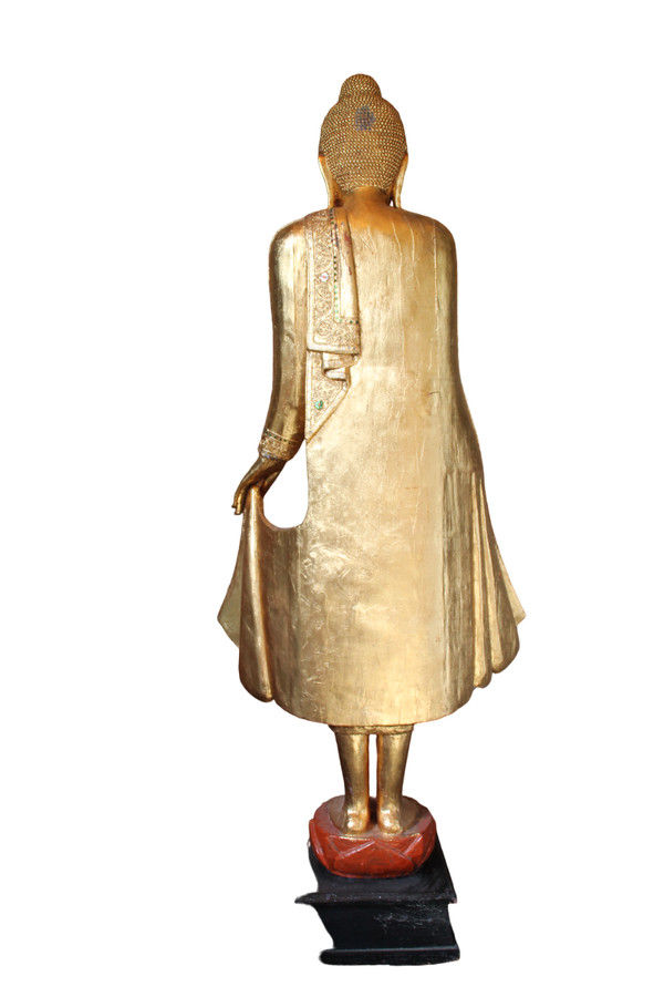 Un grand Bouddha debout en bois doré et incrusté, Thaïlande, 20ème siècle 
