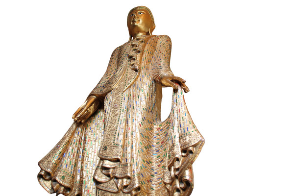 Un grand Bouddha debout en bois doré et incrusté, Thaïlande, 20ème siècle 