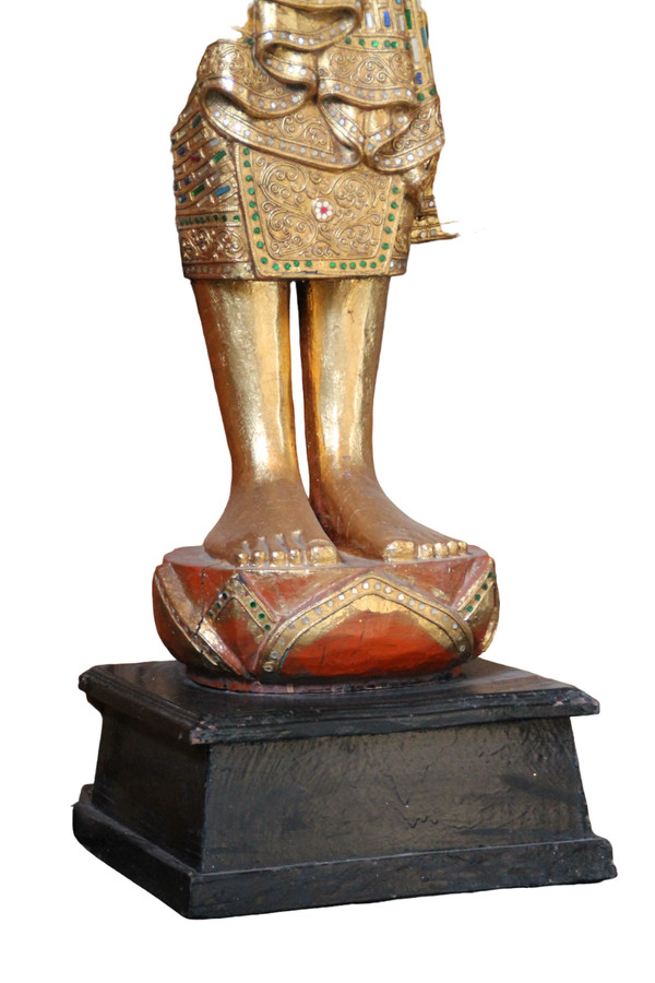 Un grand Bouddha debout en bois doré et incrusté, Thaïlande, 20ème siècle 