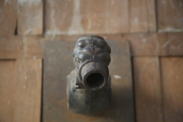 Bocca di fontana o “disgumento” in ghisa, fine '800. 