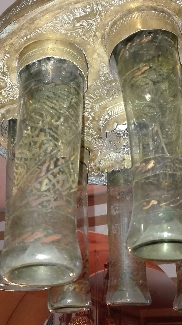 Lampe de mosquée XIXe siècle munie de 6 verres caligraphiés, laiton ajouré