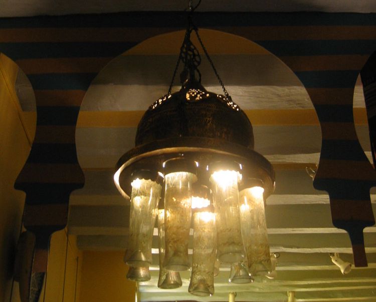 Lampe de mosquée XIXe siècle munie de 6 verres caligraphiés, laiton ajouré