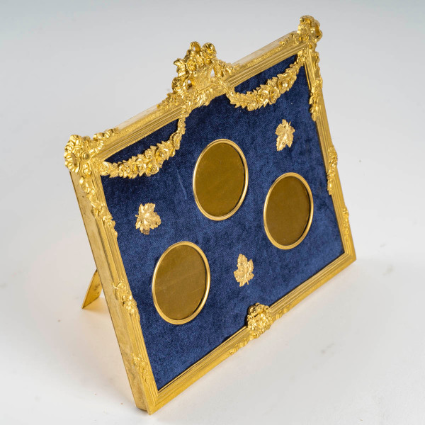 Un cadre photo en bronze doré style Louis XVI, fin XIXème siècle