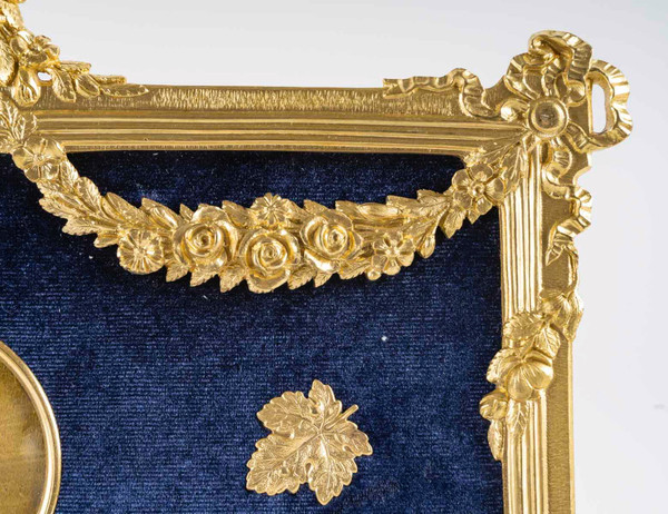 Un cadre photo en bronze doré style Louis XVI, fin XIXème siècle