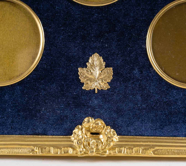 Un cadre photo en bronze doré style Louis XVI, fin XIXème siècle