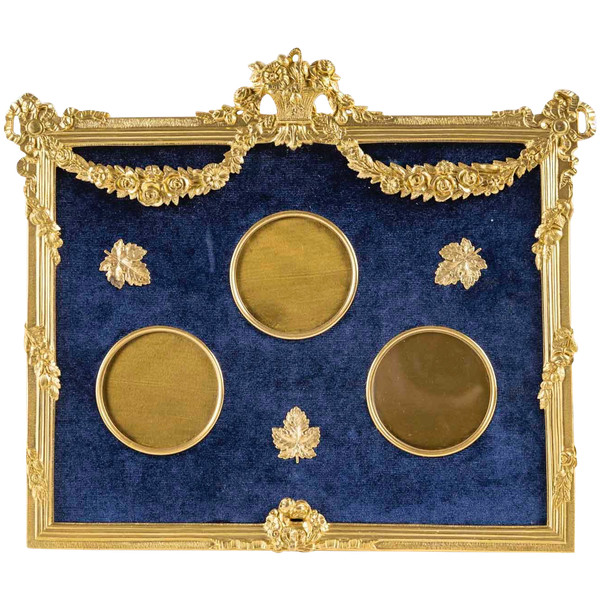 Un cadre photo en bronze doré style Louis XVI, fin XIXème siècle