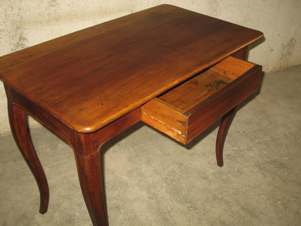 Table à écrire bureau époque 18ème Louis XV en noyer blond avec un tiroir 