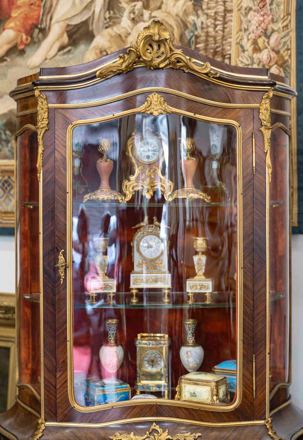 Vetrina in intarsio e vernice Martin della fine del XIX secolo 