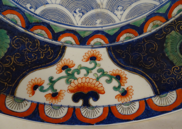 Große chinesische Porzellanplatte Imari Fisch Karpfen Blumen China Anfang 20.