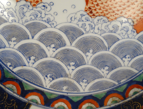 Große chinesische Porzellanplatte Imari Fisch Karpfen Blumen China Anfang 20.