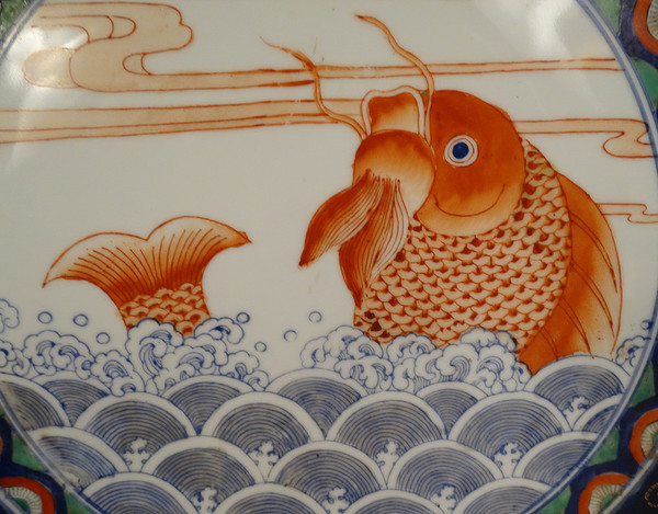 Große chinesische Porzellanplatte Imari Fisch Karpfen Blumen China Anfang 20.