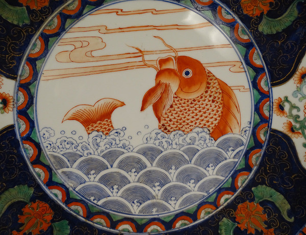 Große chinesische Porzellanplatte Imari Fisch Karpfen Blumen China Anfang 20.