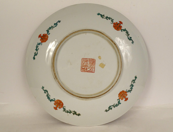 Große chinesische Porzellanplatte Imari Fisch Karpfen Blumen China Anfang 20.