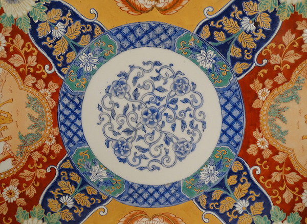 Große Platte Porzellan Imari Japan Pferde Blumen Schmetterlinge 46,5cm Anfang 20.
