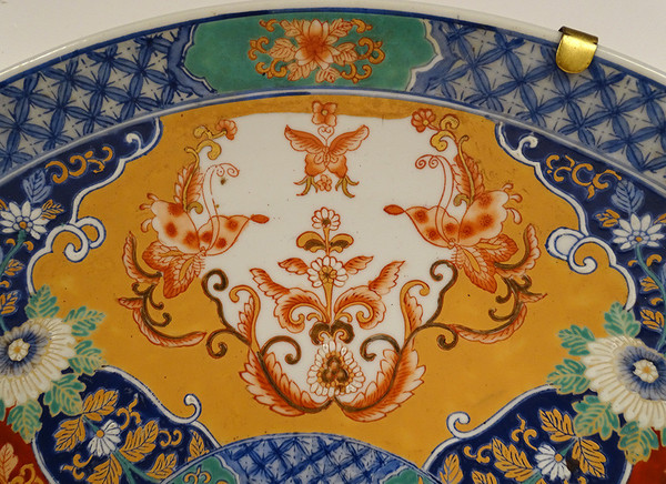 Große Platte Porzellan Imari Japan Pferde Blumen Schmetterlinge 46,5cm Anfang 20.