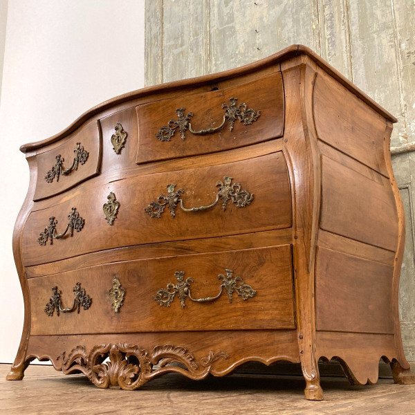 Geschwungene Kommode Louis XV Aus Nussbaumholz