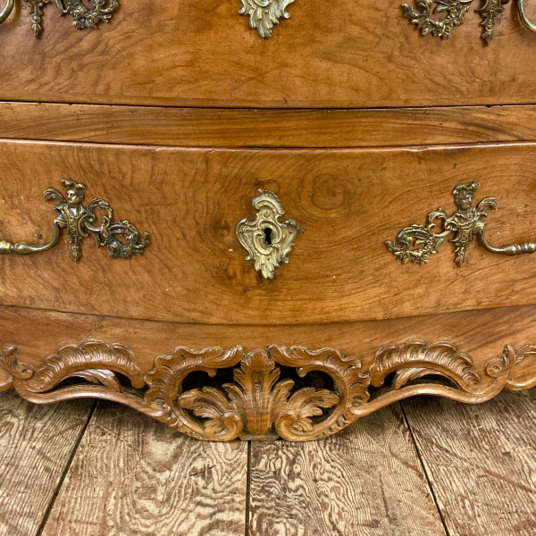 Geschwungene Kommode Louis XV Aus Nussbaumholz