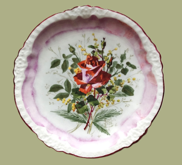 Assiette en porcelaine à décor de roses et mimosas 