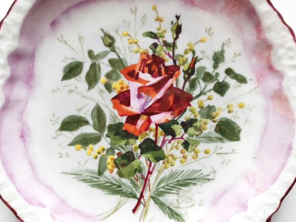 Assiette en porcelaine à décor de roses et mimosas 