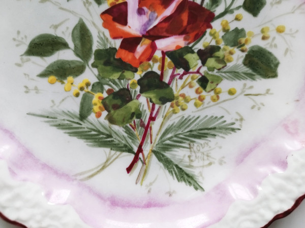 Assiette en porcelaine à décor de roses et mimosas 