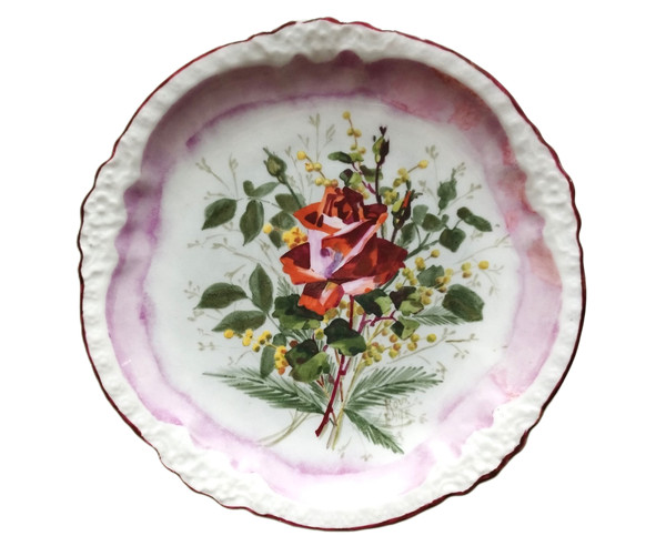 Assiette en porcelaine à décor de roses et mimosas 