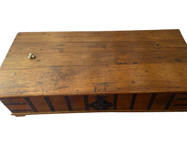 coffre toscan du XVIII° siècle pouvant servir de table basse