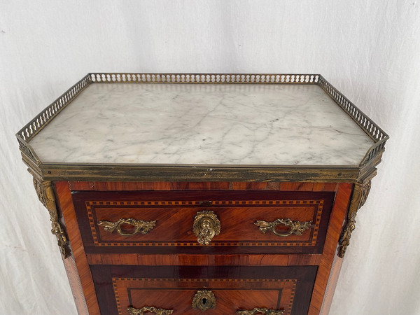 Elégant chiffonnier de style Louis XVI fin XIXe