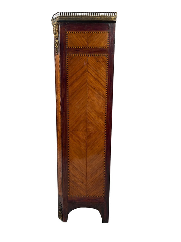 Elégant chiffonnier de style Louis XVI fin XIXe