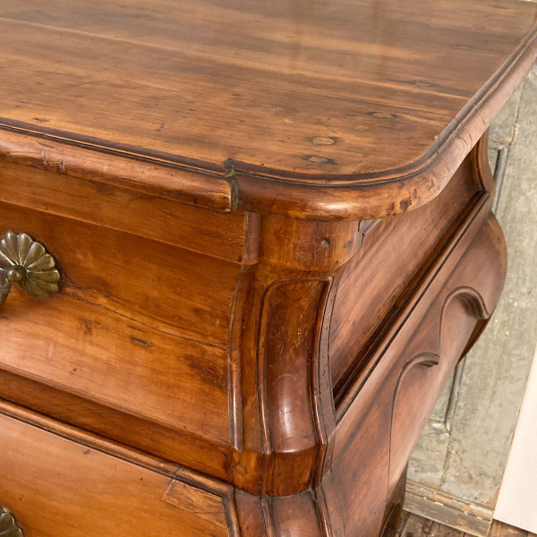 Cassettone curvo del XVIII secolo