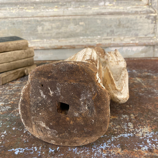 Heiliger aus geschnitztem Holz XVIII