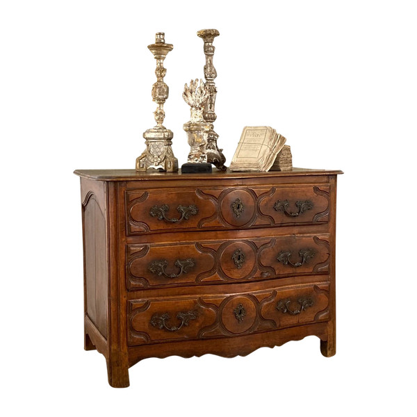 Curved chest of drawers in 18th century walnut