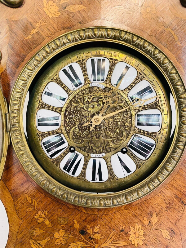 Louis XV style regulator in inlaid beach wood 20th century