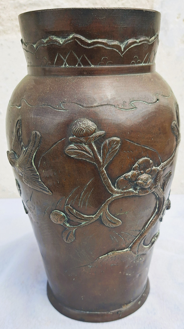 Japanische Bronzevase aus der Meiji-Zeit mit Vögeln und Blumen
