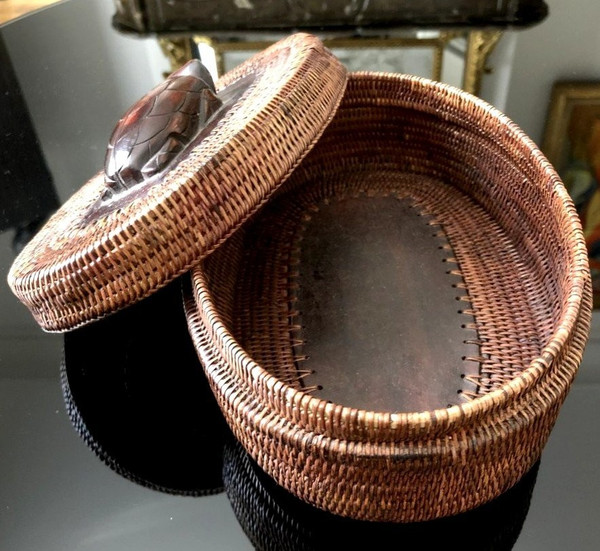 Indonésie, île De Lombok, Milieu Du XXème Siècle, Coffret En Vannerie. Décoré d'Une Tortue.