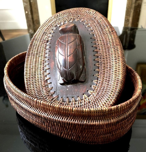 Indonésie, île De Lombok, Milieu Du XXème Siècle, Coffret En Vannerie. Décoré d'Une Tortue.