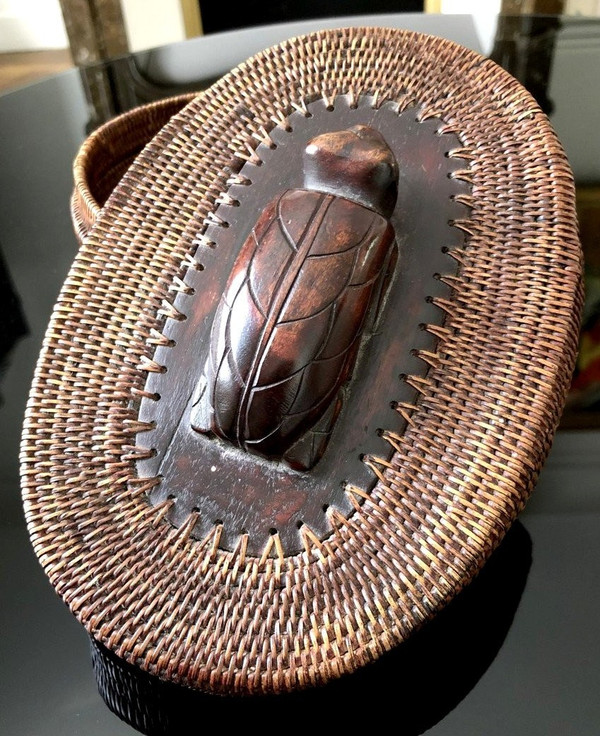 Indonésie, île De Lombok, Milieu Du XXème Siècle, Coffret En Vannerie. Décoré d'Une Tortue.