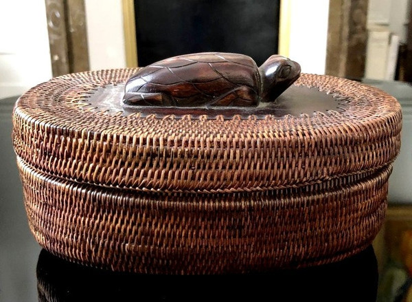Indonésie, île De Lombok, Milieu Du XXème Siècle, Coffret En Vannerie. Décoré d'Une Tortue.
