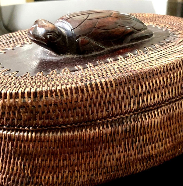 Indonésie, île De Lombok, Milieu Du XXème Siècle, Coffret En Vannerie. Décoré d'Une Tortue.