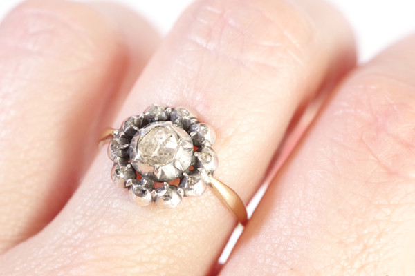 Bague fleur diamants XIXe en or 14k et argent, diamants sur paillon, taille rose, bague ancienne