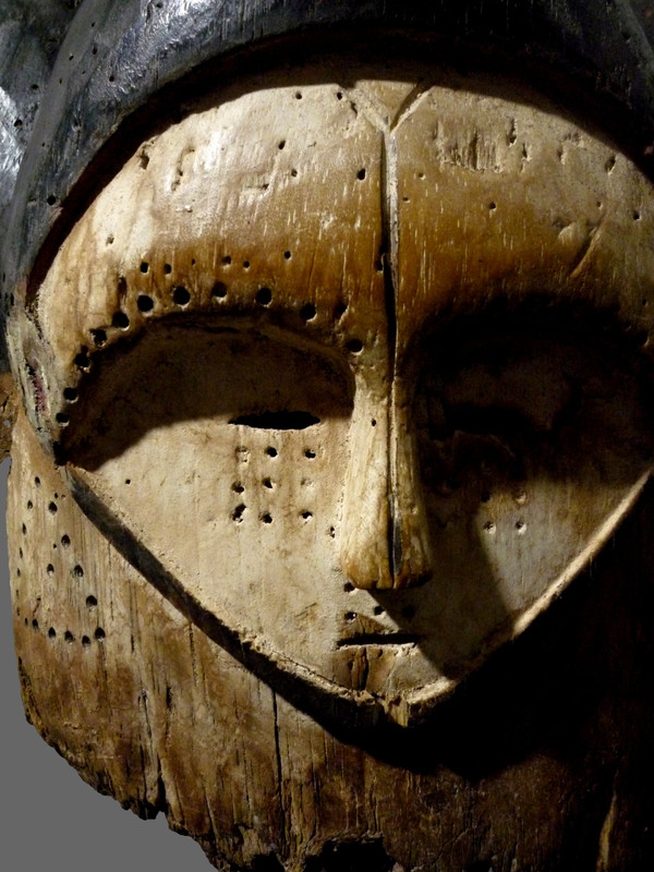 Maskenhelm oder Helm Ngontang der Reißzähne