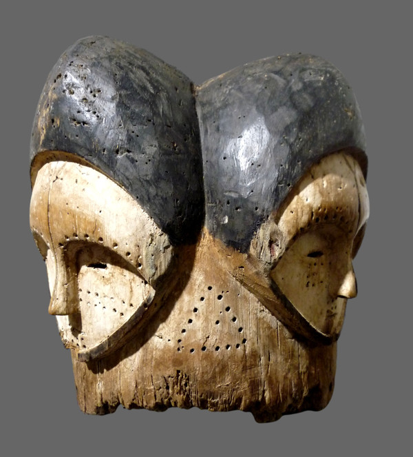 Maskenhelm oder Helm Ngontang der Reißzähne